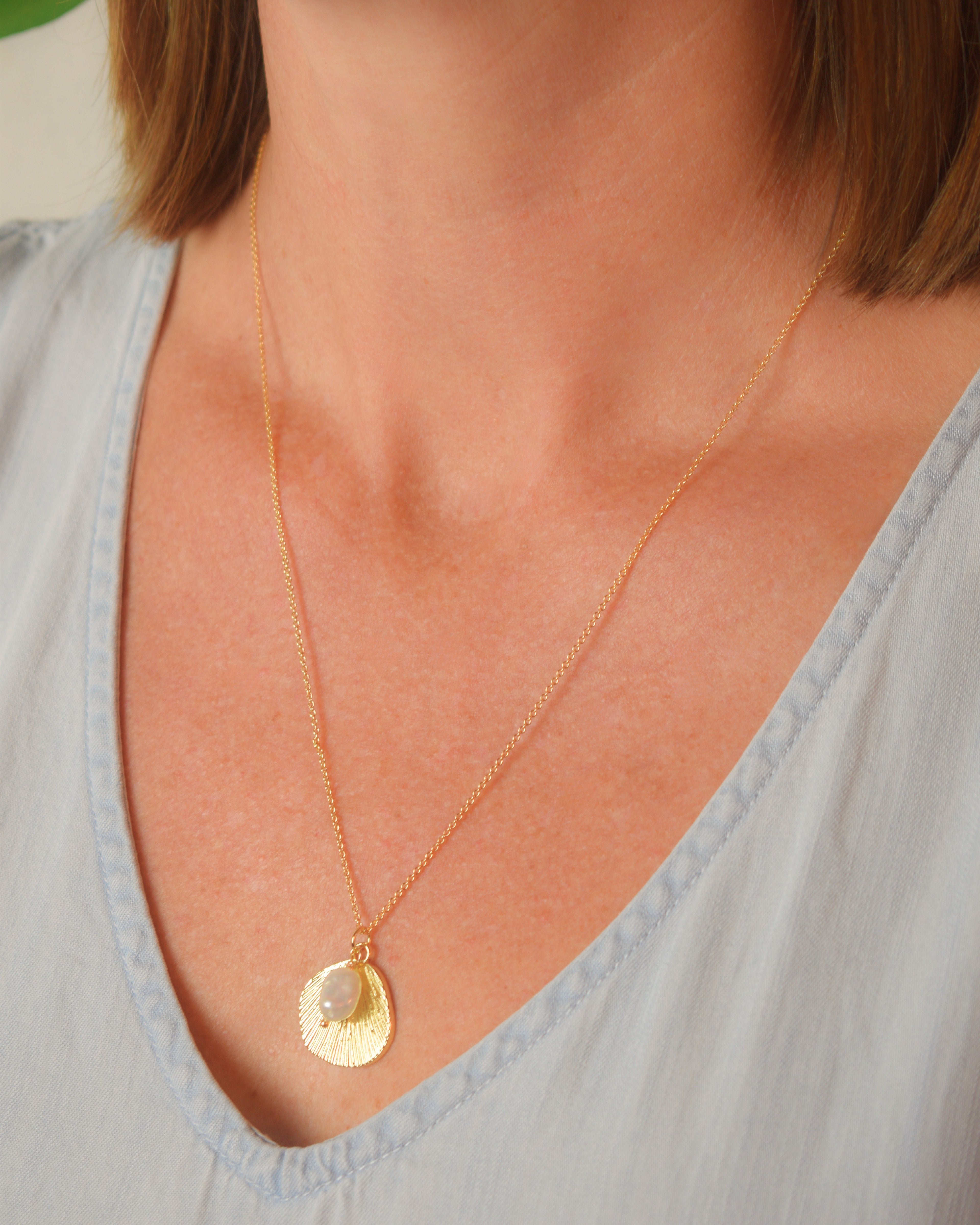 Abstract Shell Charm Pearl Necklace