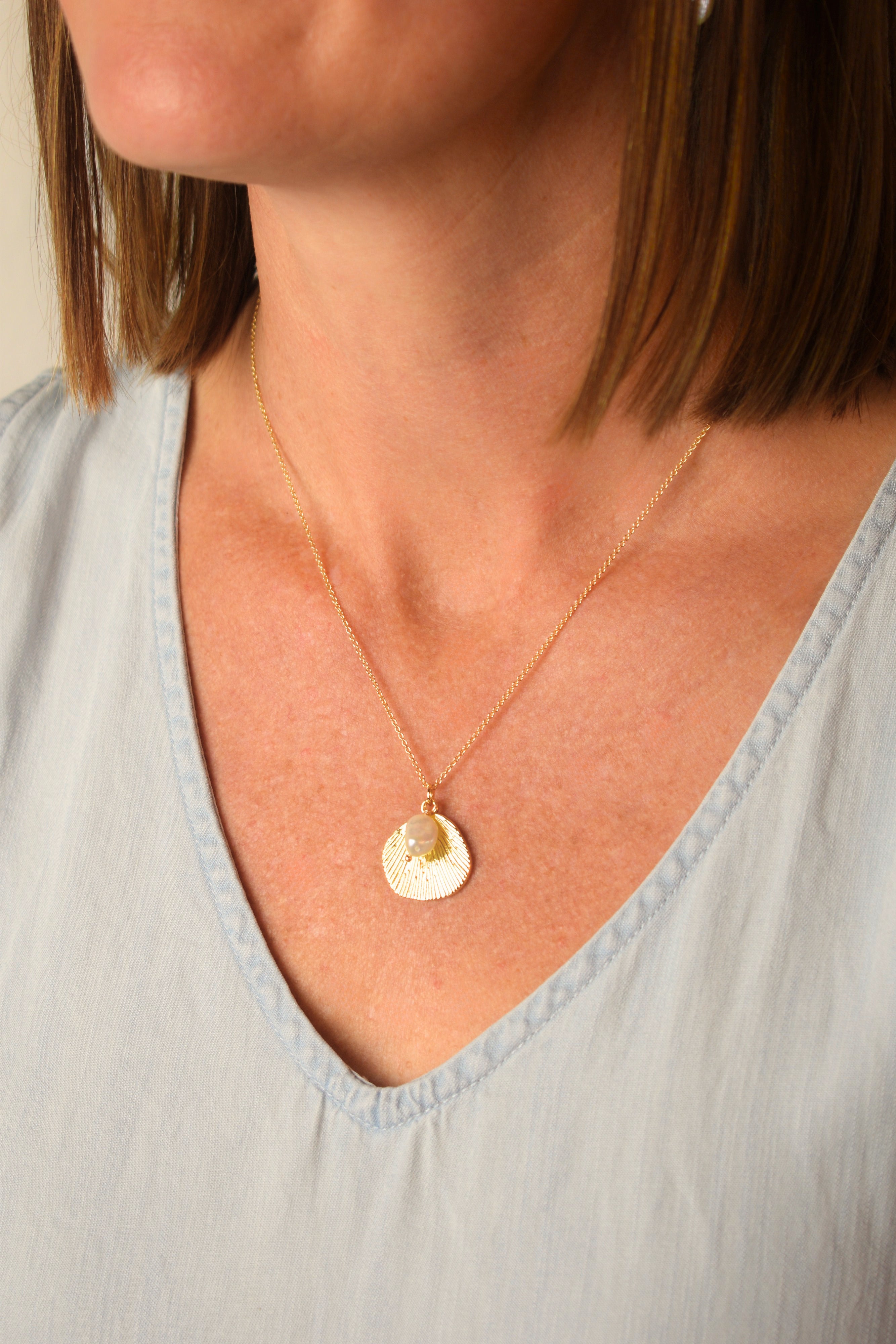 Abstract Shell Charm Pearl Necklace