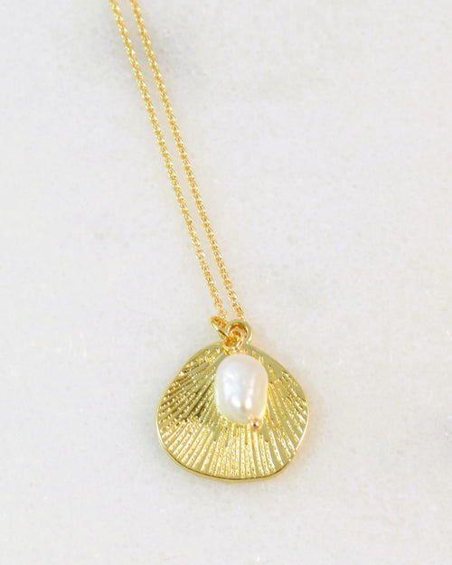 Abstract Shell Charm Pearl Necklace